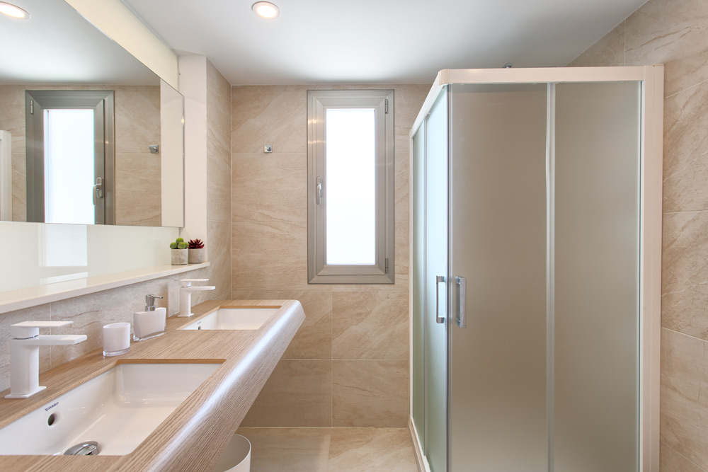 4 bedrooms en suite, wifi, netflix, bbq, private pool, beautiful mountain views