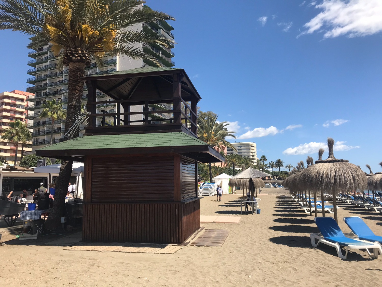 Residencial en primera línia de platja, a Marbella ciutat. Vistes a la mar laterals.