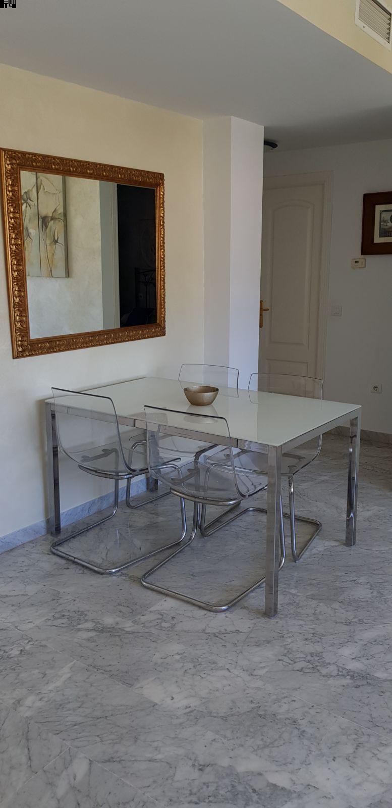 Holidays on the beachfront, Puerto Banus. They are 3 bedrooms and enjoys security 24 hrs.