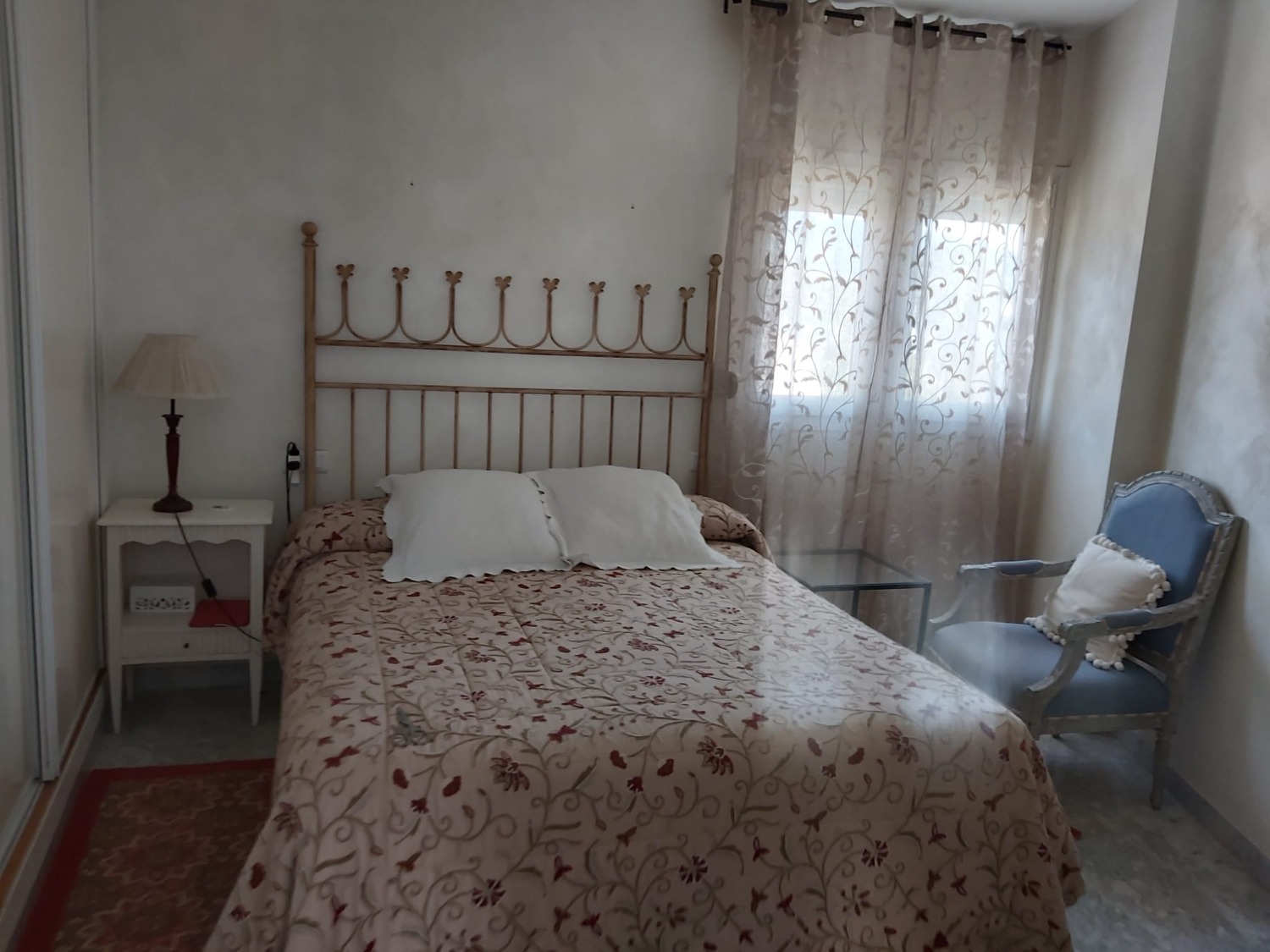 Holidays on the beachfront, Puerto Banus. They are 3 bedrooms and enjoys security 24 hrs.