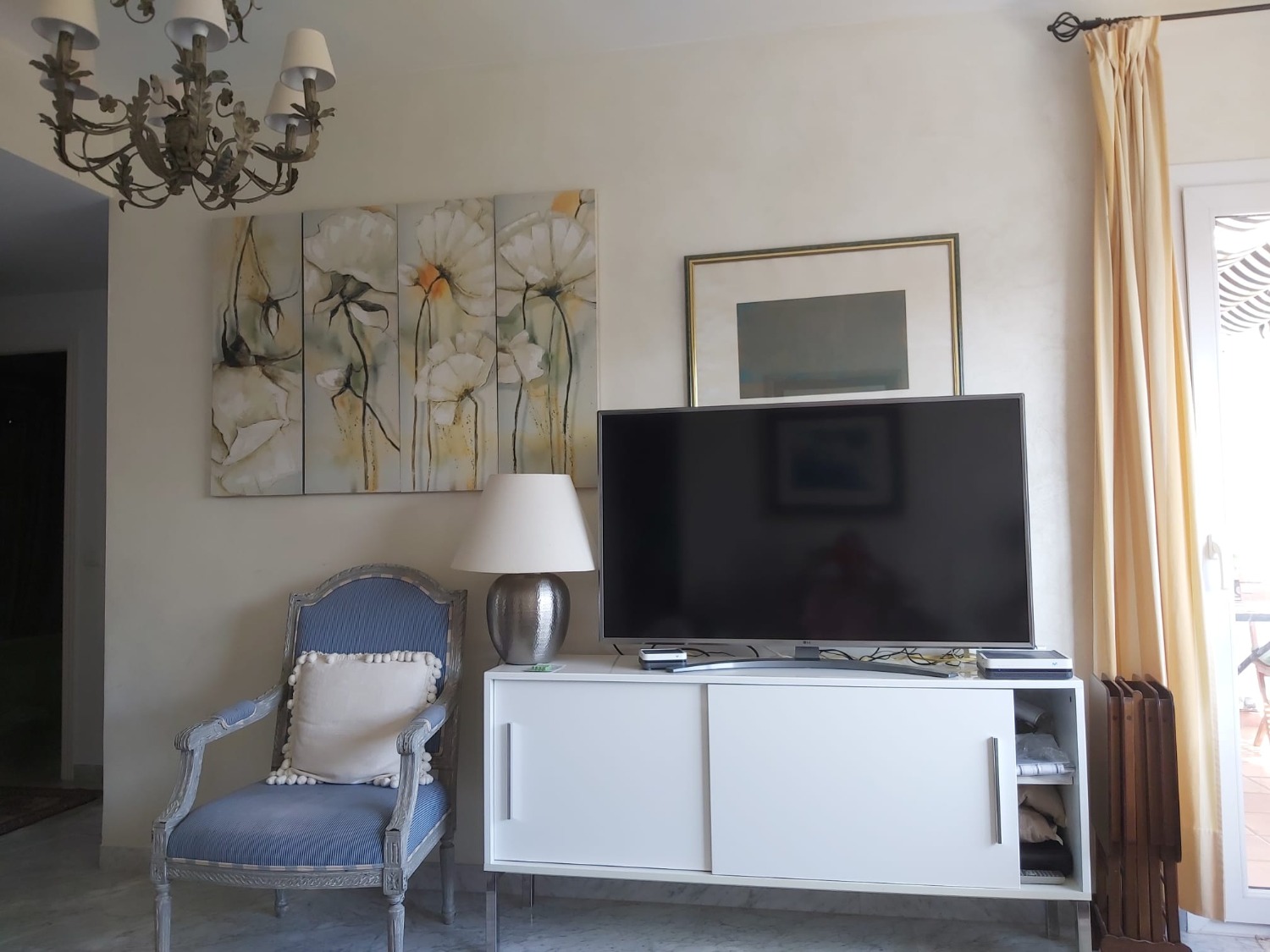 Holidays on the beachfront, Puerto Banus. They are 3 bedrooms and enjoys security 24 hrs.