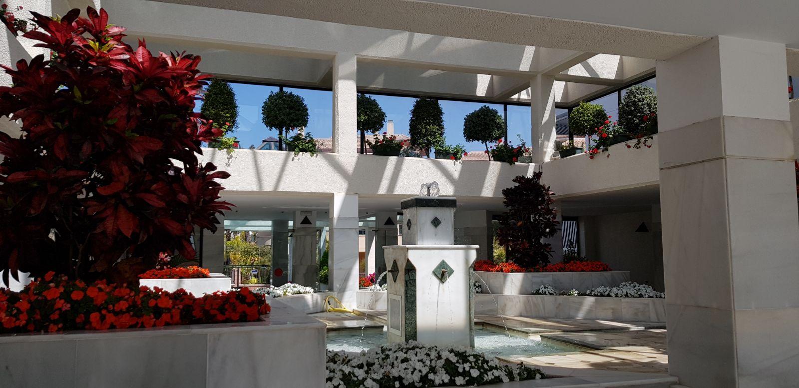 Holidays on the beachfront, Puerto Banus. They are 3 bedrooms and enjoys security 24 hrs.