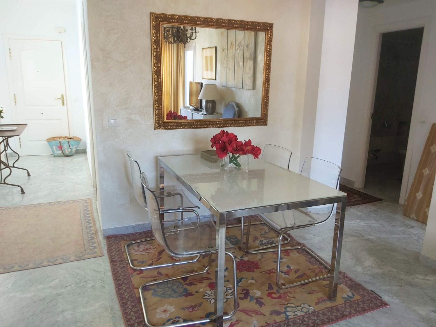 Holidays on the beachfront, Puerto Banus. They are 3 bedrooms and enjoys security 24 hrs.