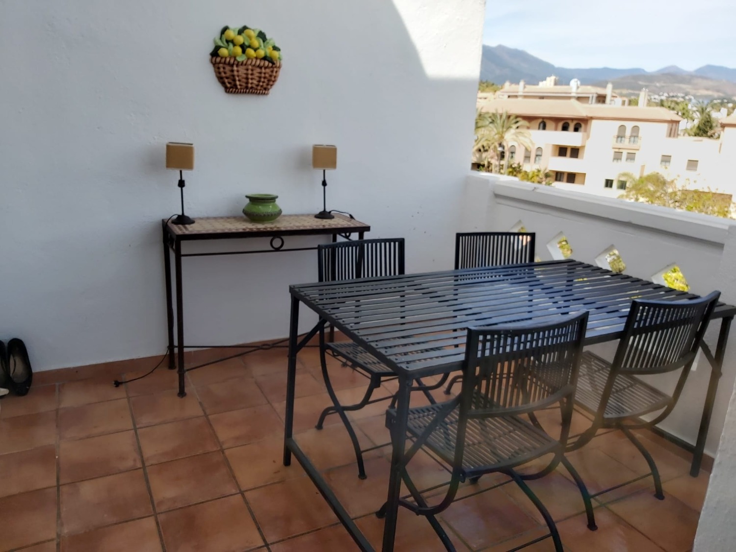 Holidays on the beachfront, Puerto Banus. They are 3 bedrooms and enjoys security 24 hrs.