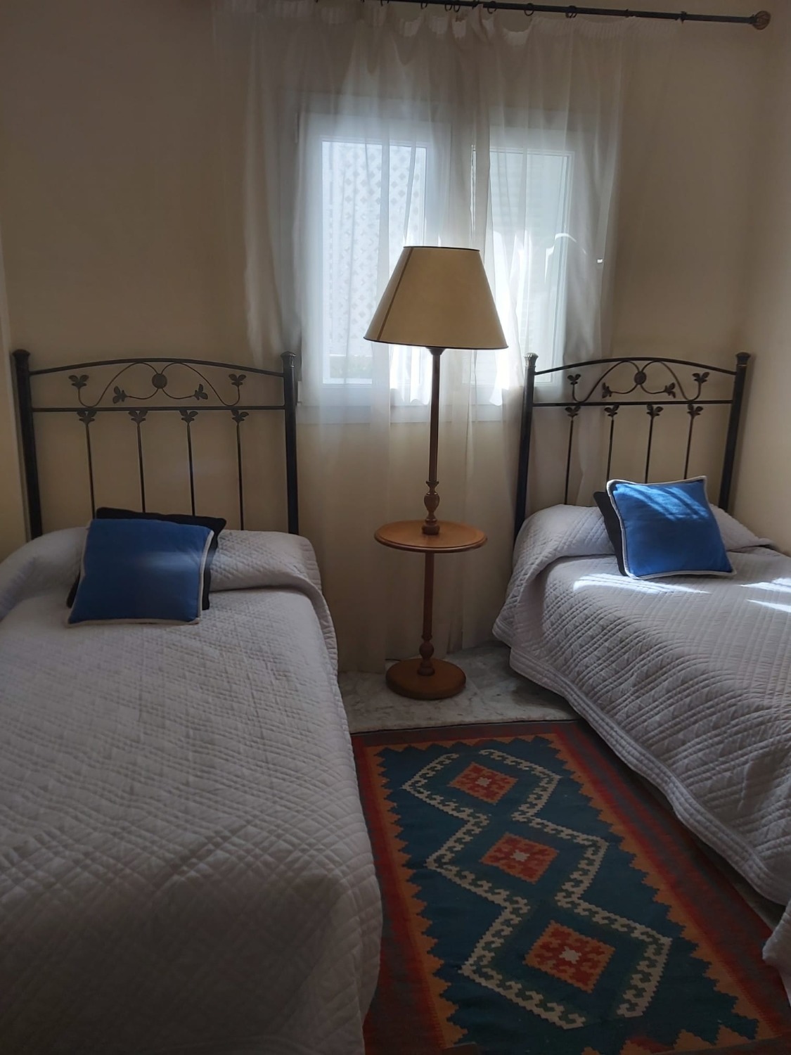 Holidays on the beachfront, Puerto Banus. They are 3 bedrooms and enjoys security 24 hrs.