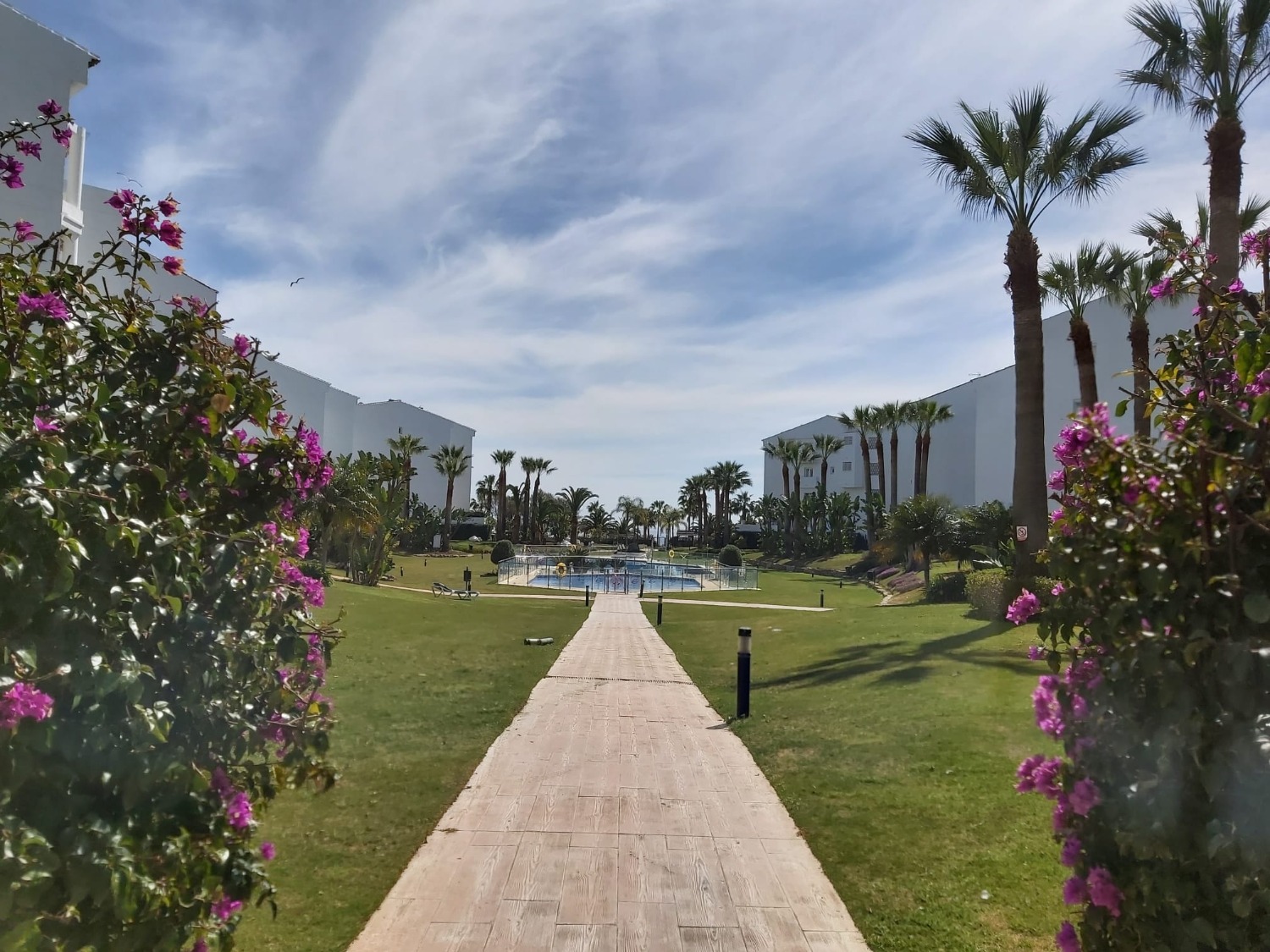 Holidays on the beachfront, Puerto Banus. They are 3 bedrooms and enjoys security 24 hrs.