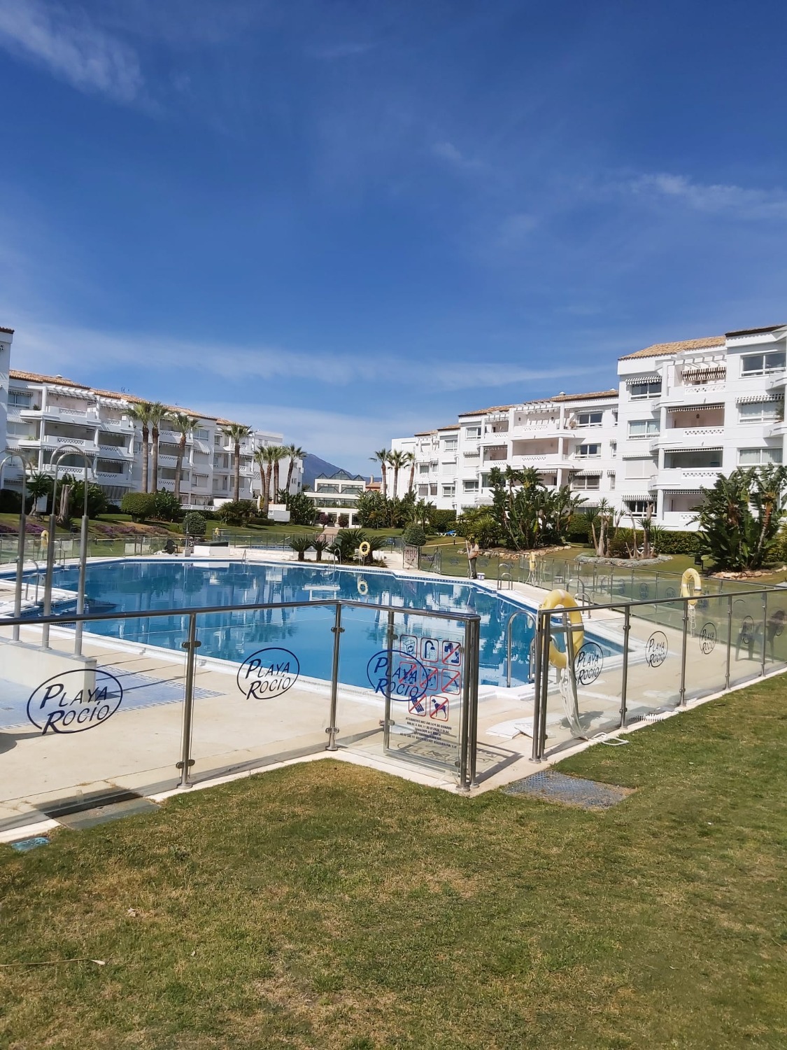 Holidays on the beachfront, Puerto Banus. They are 3 bedrooms and enjoys security 24 hrs.