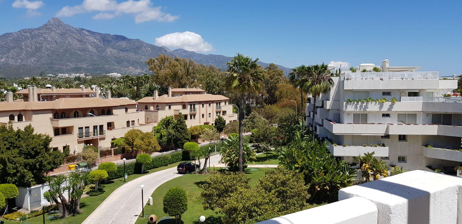 Holidays on the beachfront, Puerto Banus. They are 3 bedrooms and enjoys security 24 hrs.