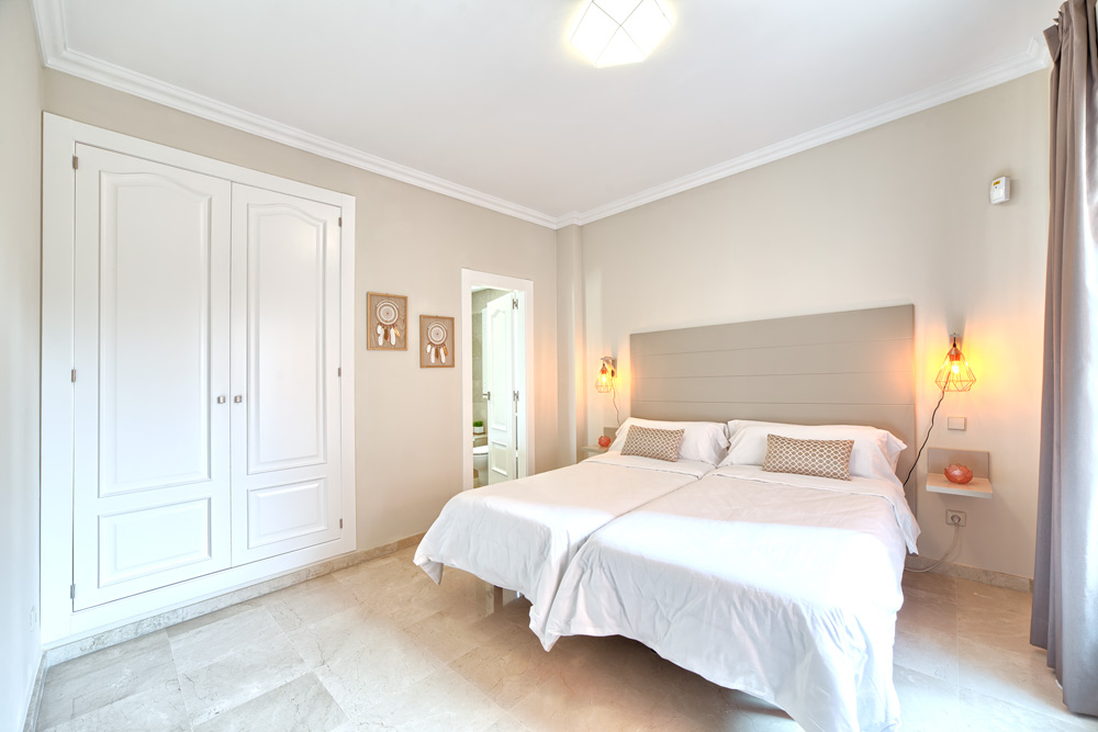 6 bedrooms, wifi, NETFLIX, bbq, heated pool, sauna. Steps walk to Puerto Banus.