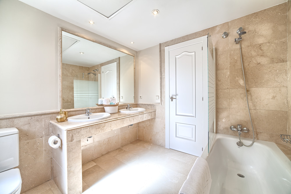 6 bedrooms, wifi, NETFLIX, bbq, heated pool, sauna. Steps walk to Puerto Banus.