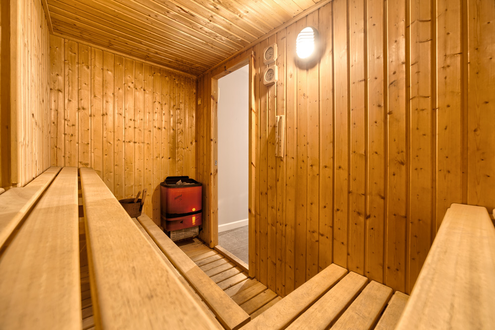 6 bedrooms, wifi, NETFLIX, bbq, heated pool, sauna. Steps walk to Puerto Banus.