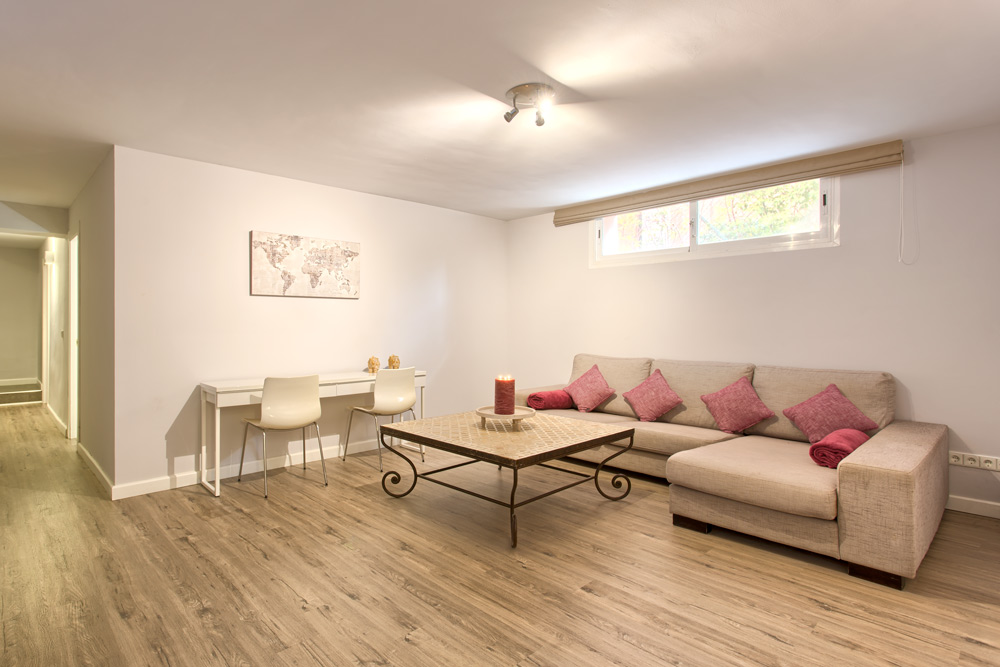 6 bedrooms, wifi, NETFLIX, bbq, heated pool, sauna. Steps walk to Puerto Banus.