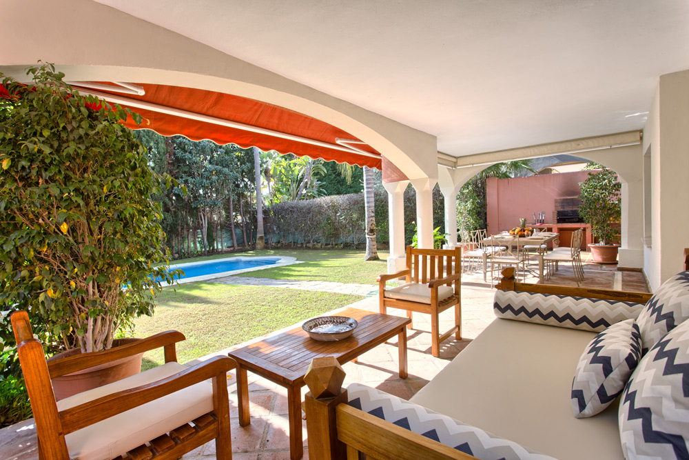 6 bedrooms, wifi, NETFLIX, bbq, heated pool, sauna. Steps walk to Puerto Banus.