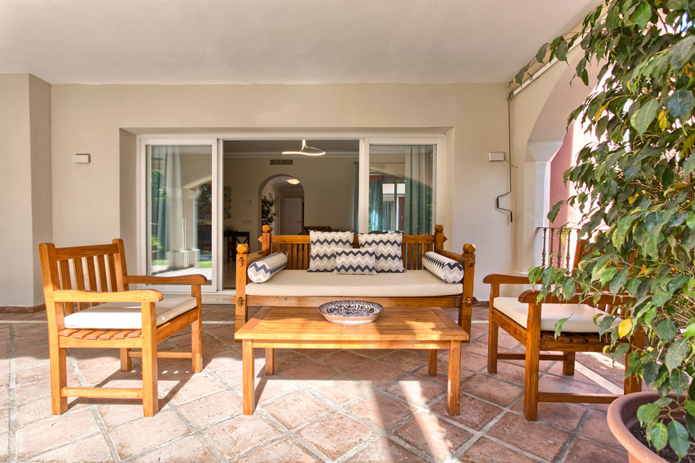 6 bedrooms, wifi, NETFLIX, bbq, heated pool, sauna. Steps walk to Puerto Banus.