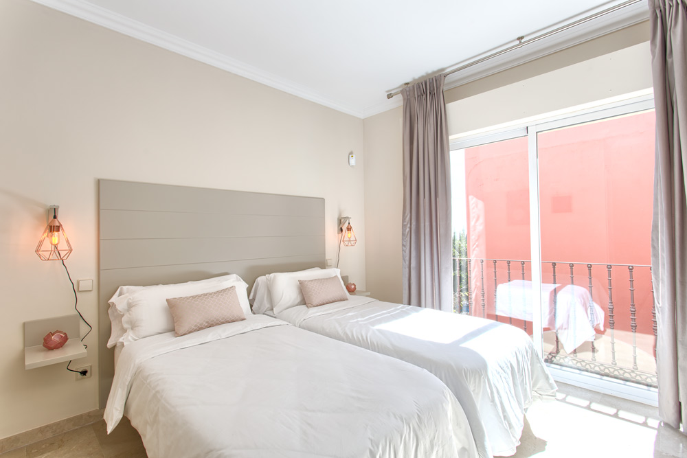 6 bedrooms, wifi, NETFLIX, bbq, heated pool, sauna. Steps walk to Puerto Banus.