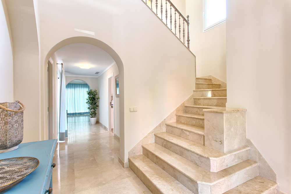 6 bedrooms, wifi, NETFLIX, bbq, heated pool, sauna. Steps walk to Puerto Banus.