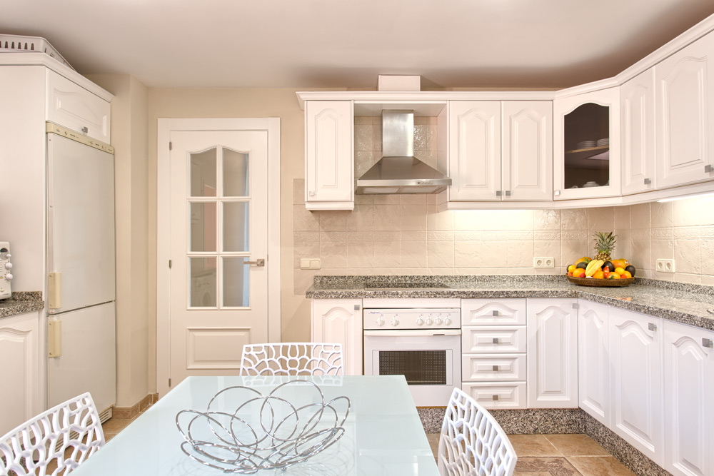 6 bedrooms, wifi, NETFLIX, bbq, heated pool, sauna. Steps walk to Puerto Banus.