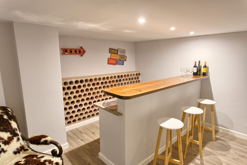 6 bedrooms, wifi, NETFLIX, bbq, heated pool, sauna. Steps walk to Puerto Banus.