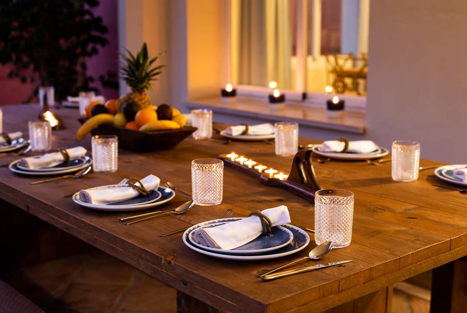 6 bedrooms, wifi, NETFLIX, bbq, heated pool, sauna. Steps walk to Puerto Banus.