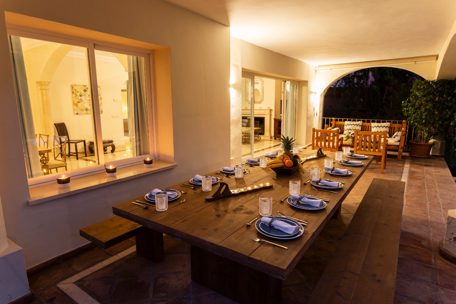 6 bedrooms, wifi, NETFLIX, bbq, heated pool, sauna. Steps walk to Puerto Banus.