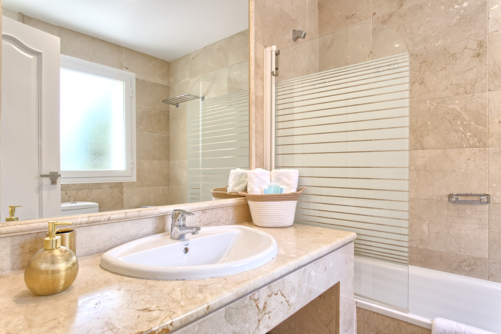 6 bedrooms, wifi, NETFLIX, bbq, heated pool, sauna. Steps walk to Puerto Banus.