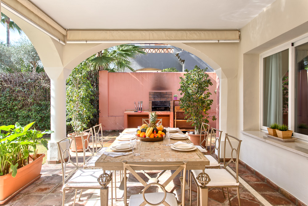 6 bedrooms, wifi, NETFLIX, bbq, heated pool, sauna. Steps walk to Puerto Banus.