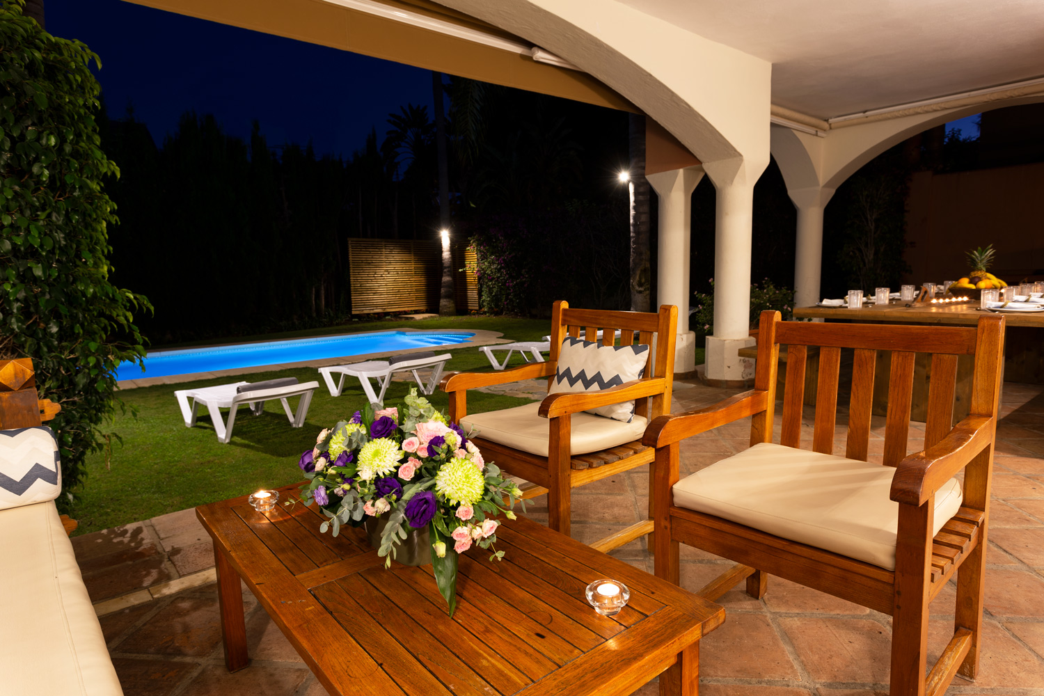 6 bedrooms, wifi, NETFLIX, bbq, heated pool, sauna. Steps walk to Puerto Banus.