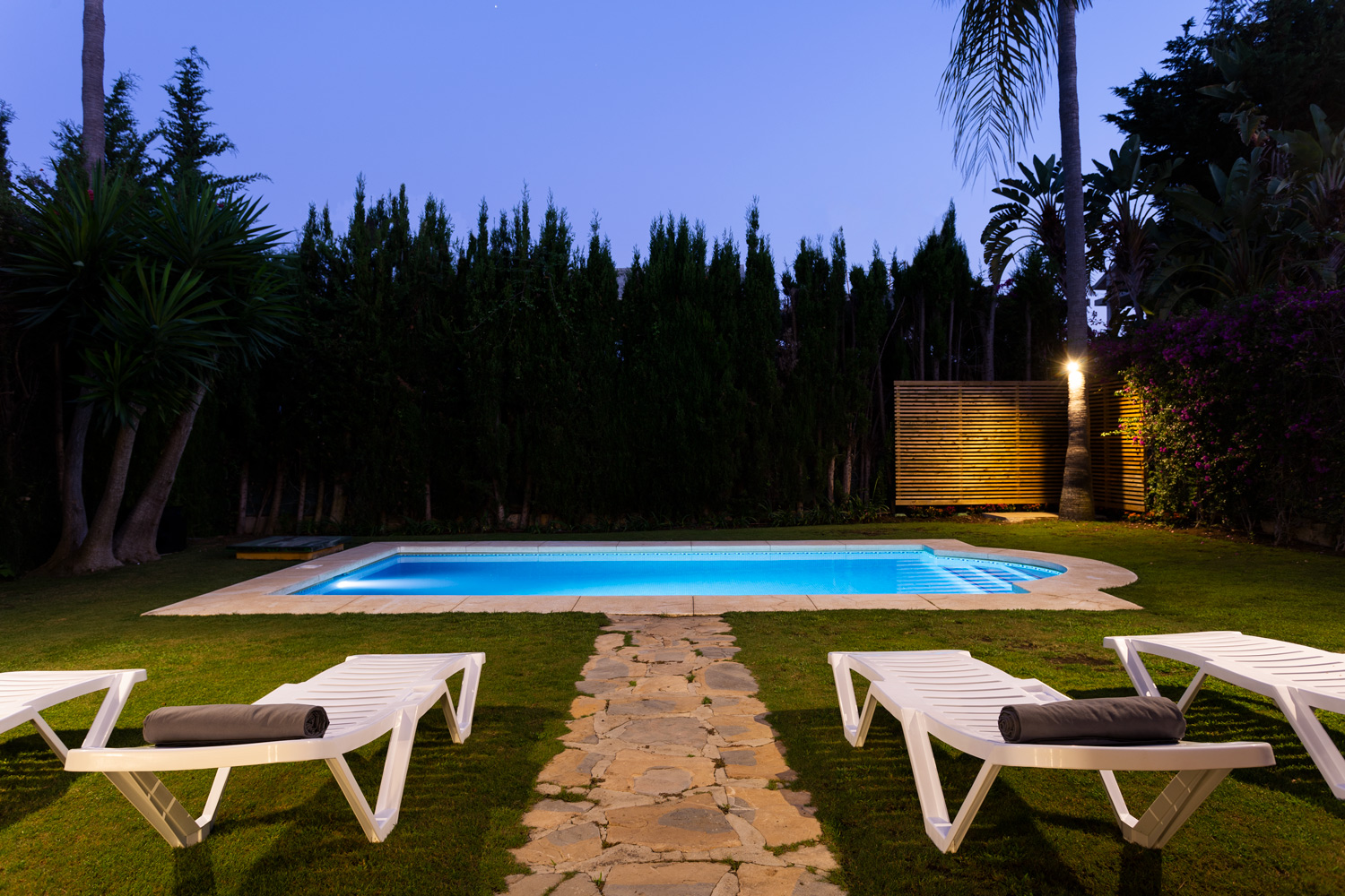 6 bedrooms, wifi, NETFLIX, bbq, heated pool, sauna. Steps walk to Puerto Banus.