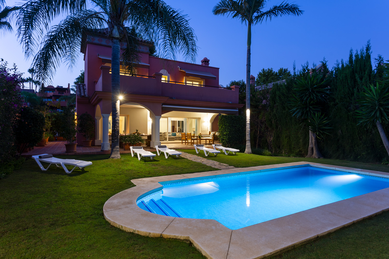 6 bedrooms, wifi, NETFLIX, bbq, heated pool, sauna. Steps walk to Puerto Banus.