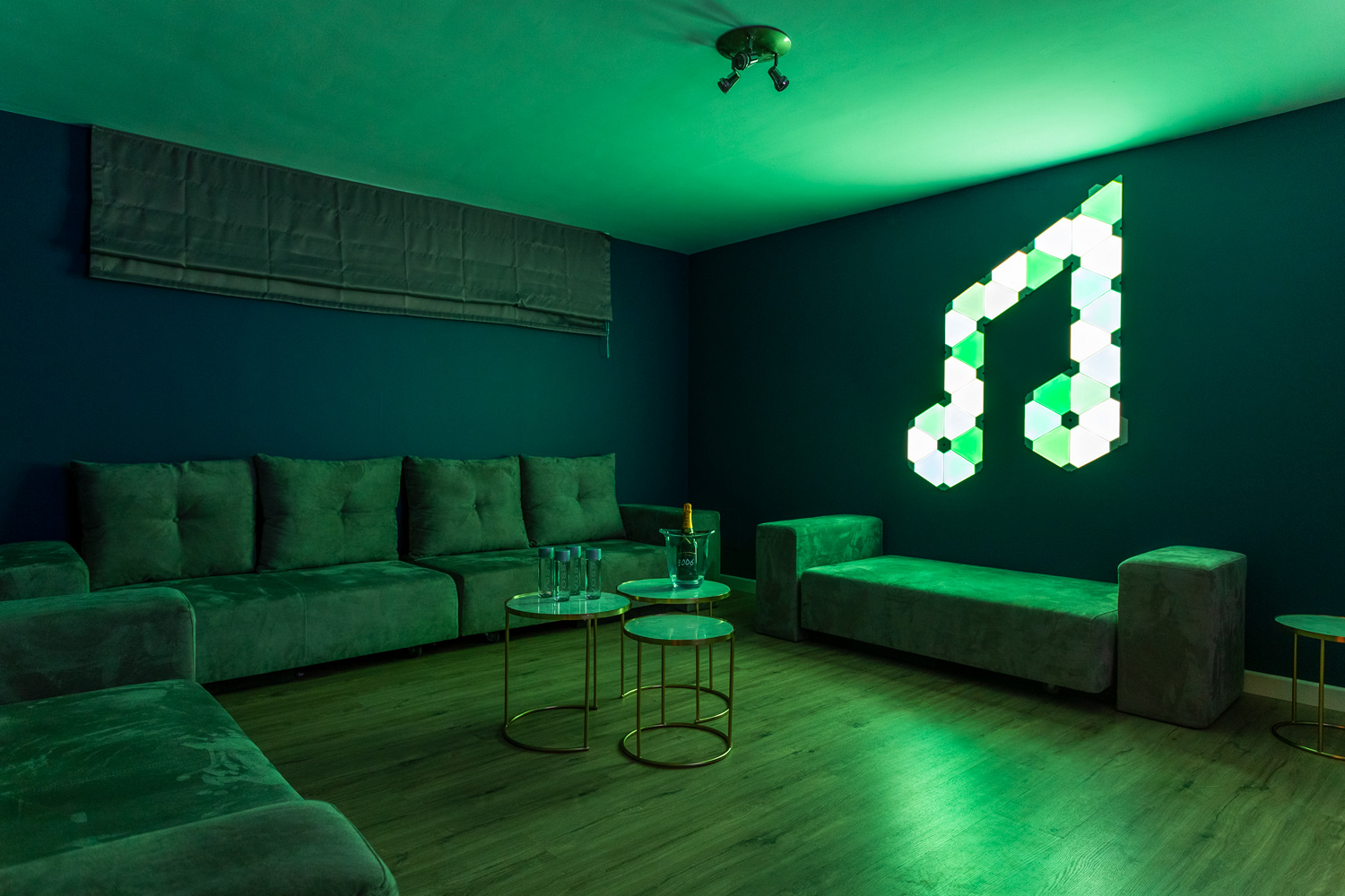 6 bedrooms, wifi, NETFLIX, bbq, heated pool, sauna. Steps walk to Puerto Banus.