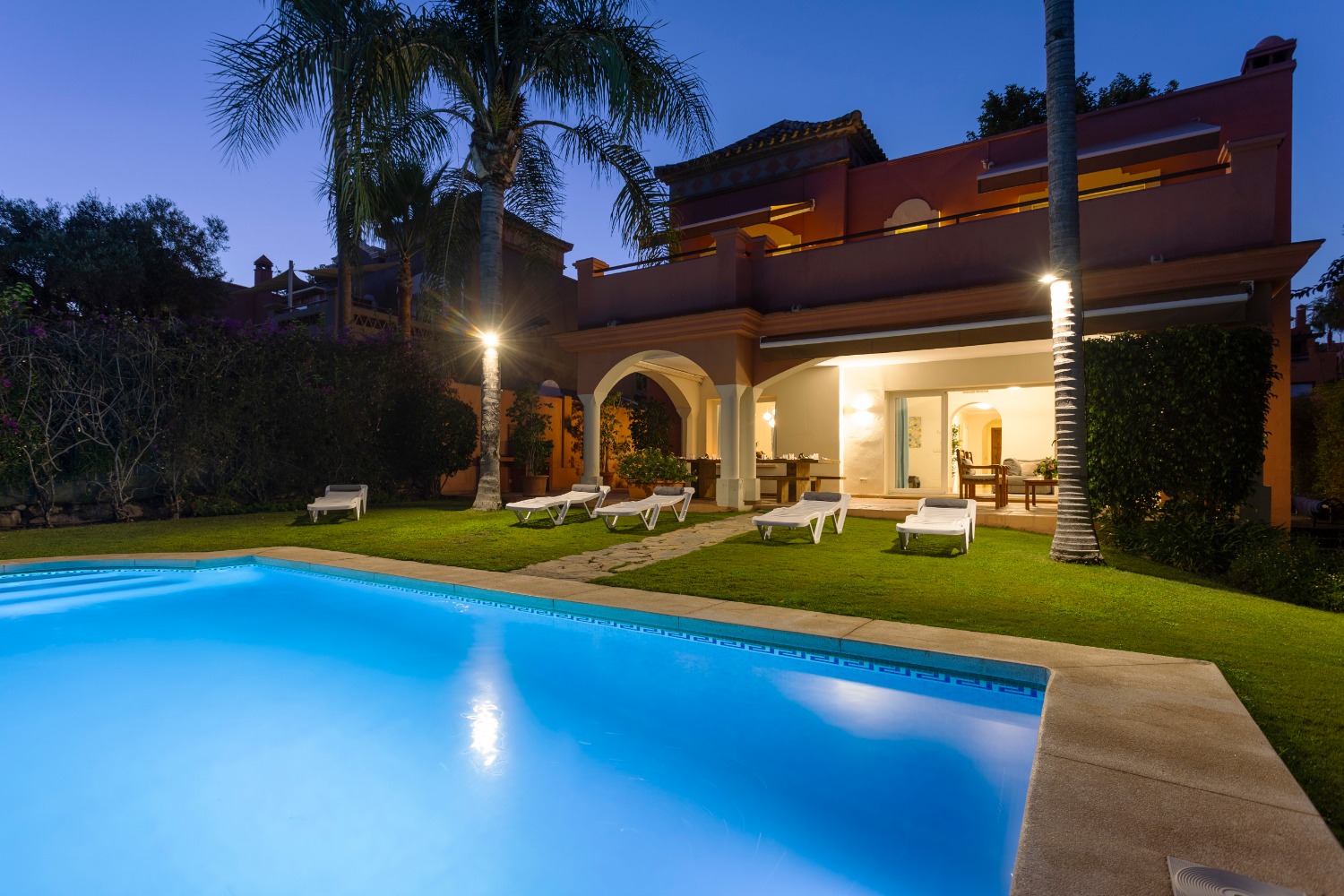 6 bedrooms, wifi, NETFLIX, bbq, heated pool, sauna. Steps walk to Puerto Banus.