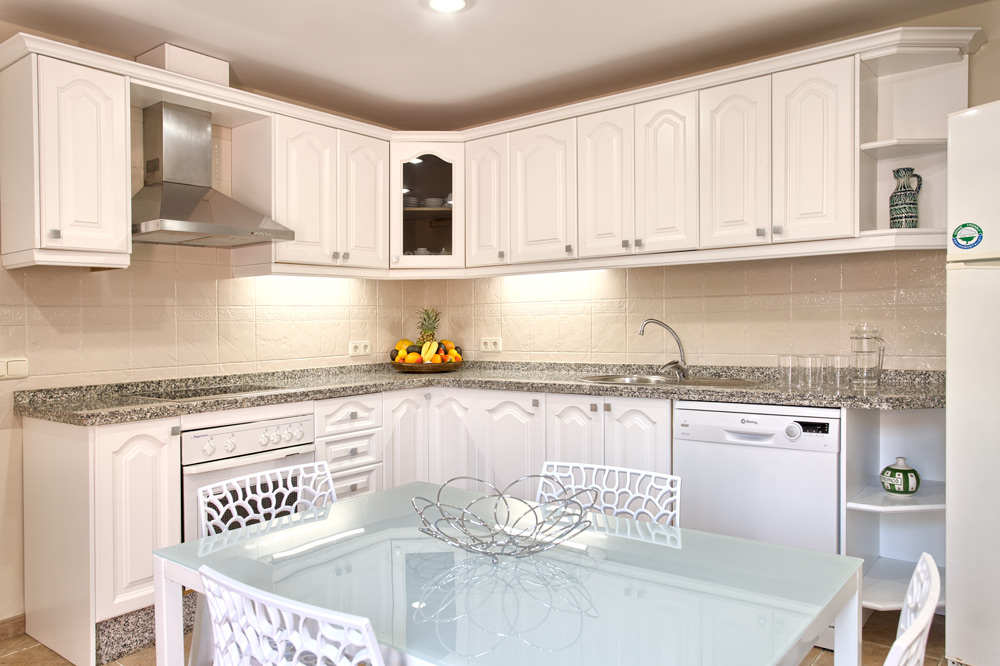 6 bedrooms, wifi, NETFLIX, bbq, heated pool, sauna. Steps walk to Puerto Banus.