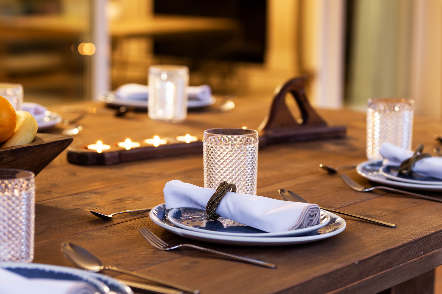 6 bedrooms, wifi, NETFLIX, bbq, heated pool, sauna. Steps walk to Puerto Banus.