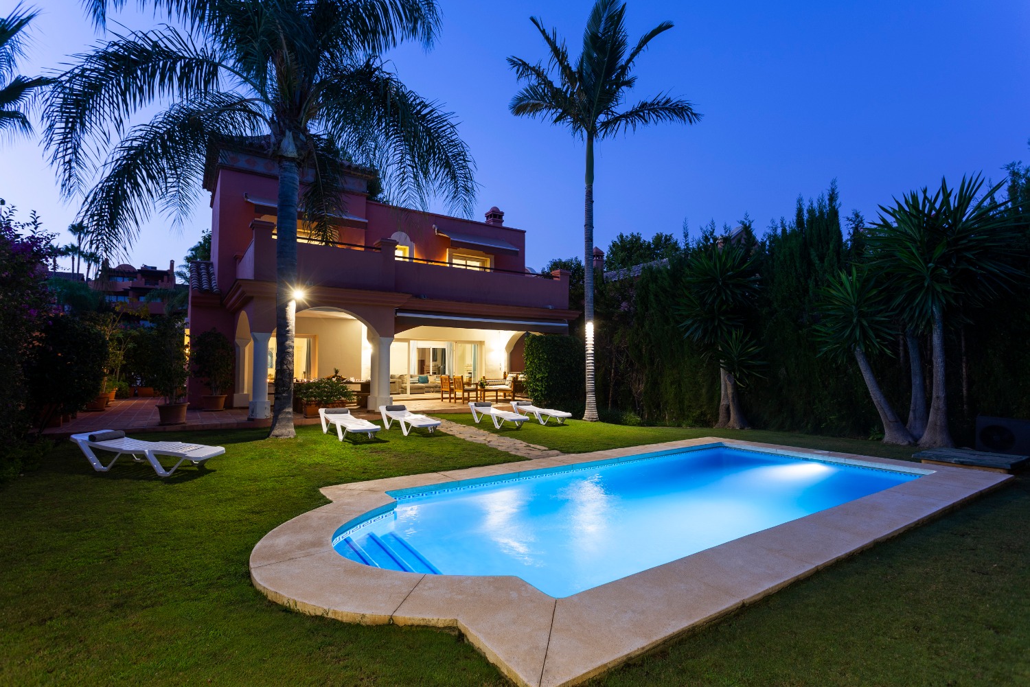 6 bedrooms, wifi, NETFLIX, bbq, heated pool, sauna. Steps walk to Puerto Banus.