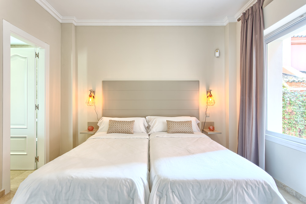 6 bedrooms, wifi, NETFLIX, bbq, heated pool, sauna. Steps walk to Puerto Banus.