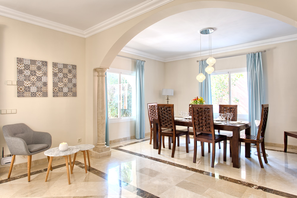 6 bedrooms, wifi, NETFLIX, bbq, heated pool, sauna. Steps walk to Puerto Banus.