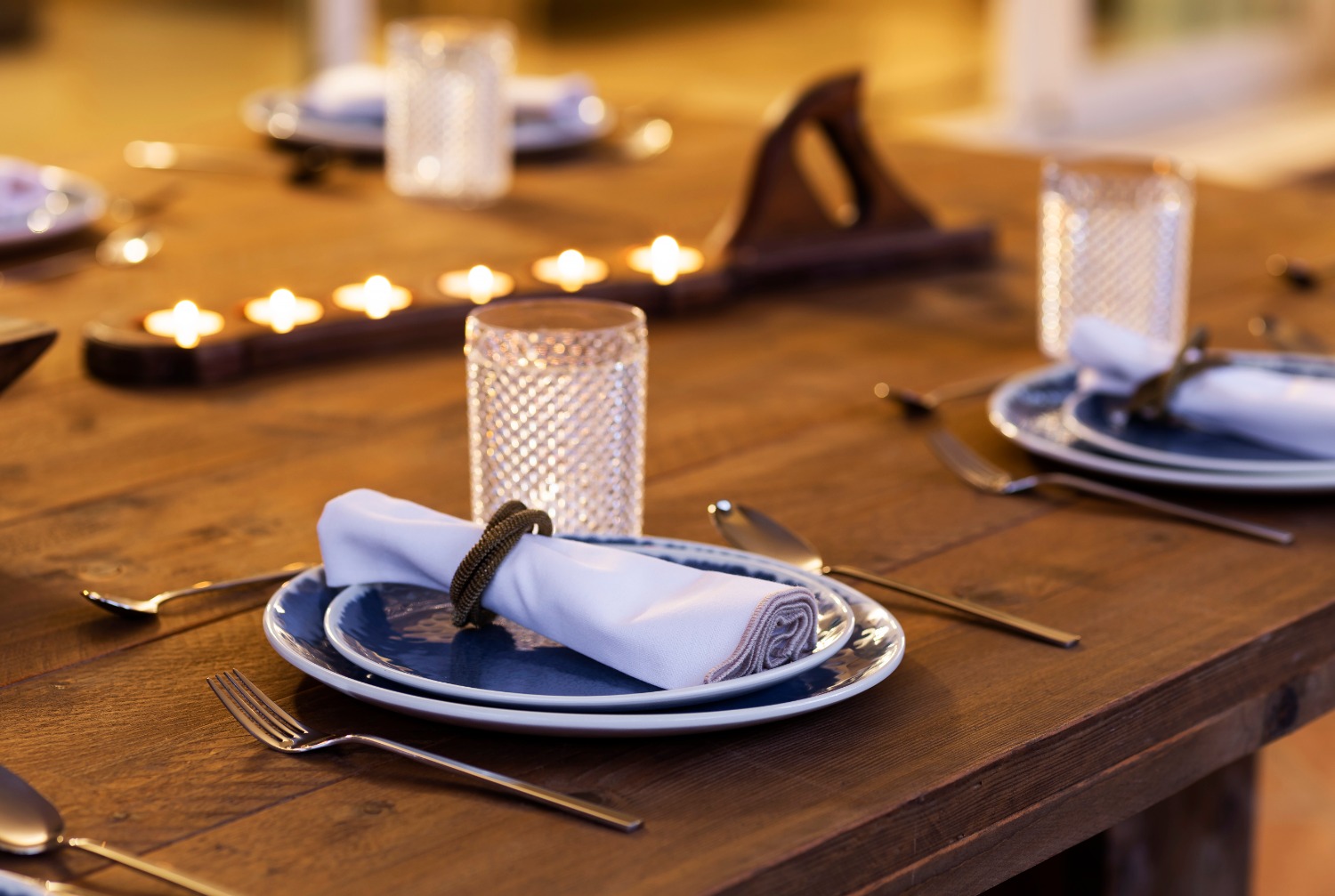 6 bedrooms, wifi, NETFLIX, bbq, heated pool, sauna. Steps walk to Puerto Banus.