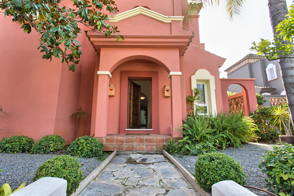 6 bedrooms, wifi, NETFLIX, bbq, heated pool, sauna. Steps walk to Puerto Banus.