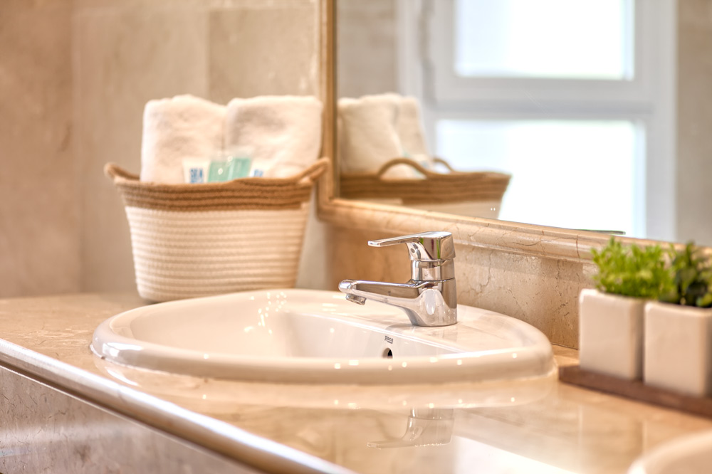 6 bedrooms, wifi, NETFLIX, bbq, heated pool, sauna. Steps walk to Puerto Banus.