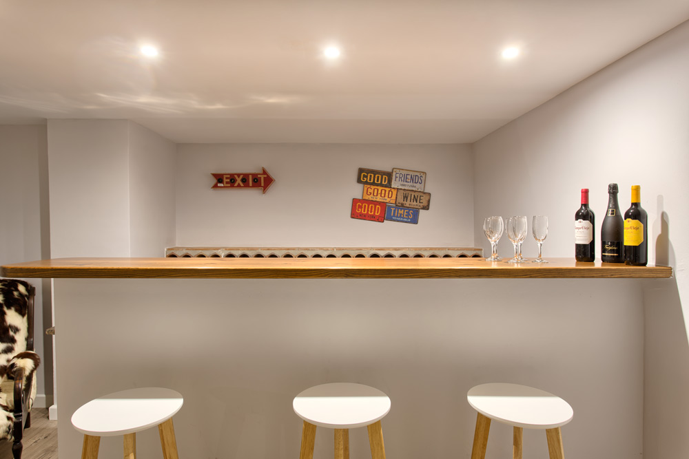 6 bedrooms, wifi, NETFLIX, bbq, heated pool, sauna. Steps walk to Puerto Banus.