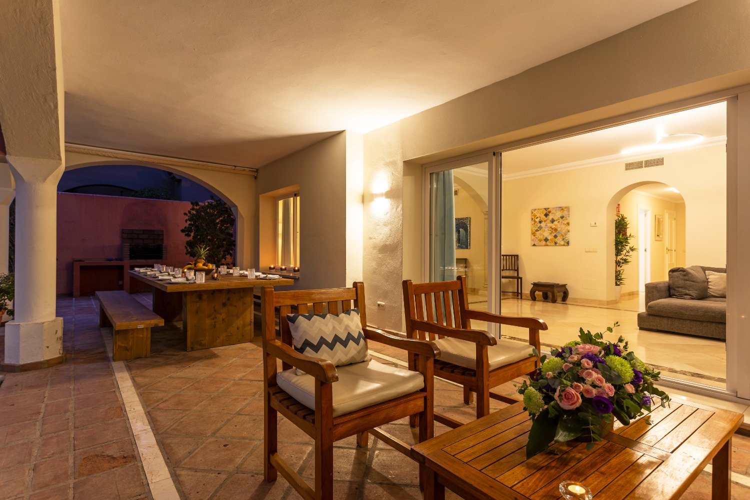 6 bedrooms, wifi, NETFLIX, bbq, heated pool, sauna. Steps walk to Puerto Banus.