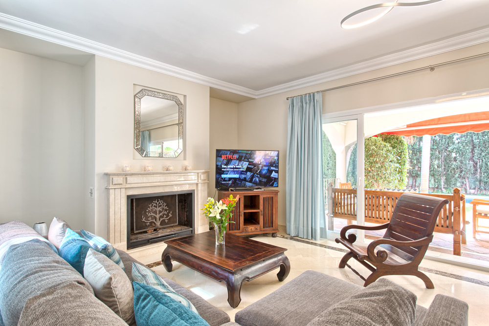 6 bedrooms, wifi, NETFLIX, bbq, heated pool, sauna. Steps walk to Puerto Banus.