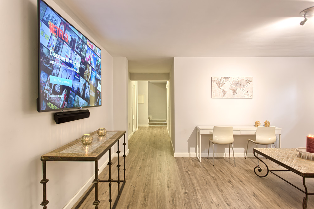 6 bedrooms, wifi, NETFLIX, bbq, heated pool, sauna. Steps walk to Puerto Banus.