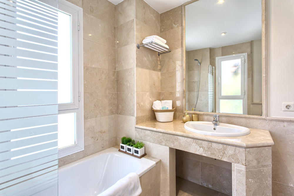 6 bedrooms, wifi, NETFLIX, bbq, heated pool, sauna. Steps walk to Puerto Banus.