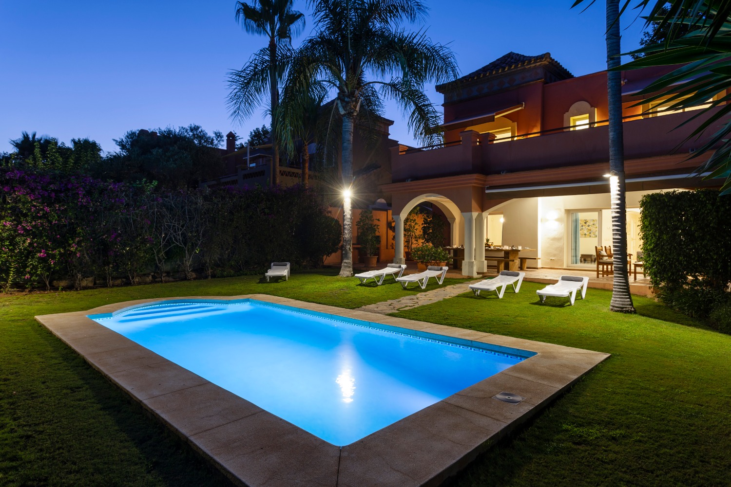 6 bedrooms, wifi, NETFLIX, bbq, heated pool, sauna. Steps walk to Puerto Banus.