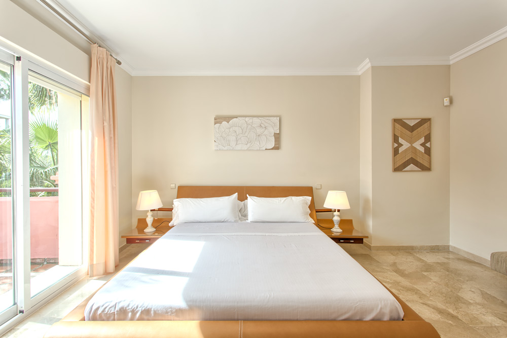 6 bedrooms, wifi, NETFLIX, bbq, heated pool, sauna. Steps walk to Puerto Banus.