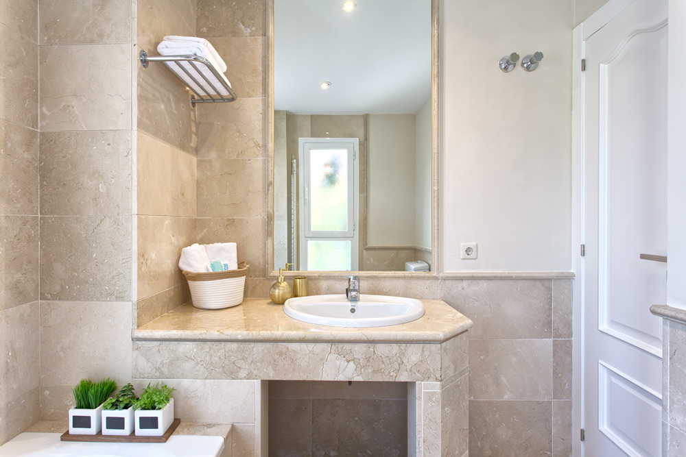 6 bedrooms, wifi, NETFLIX, bbq, heated pool, sauna. Steps walk to Puerto Banus.