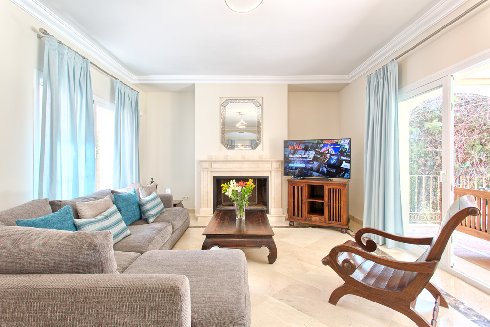 6 bedrooms, wifi, NETFLIX, bbq, heated pool, sauna. Steps walk to Puerto Banus.