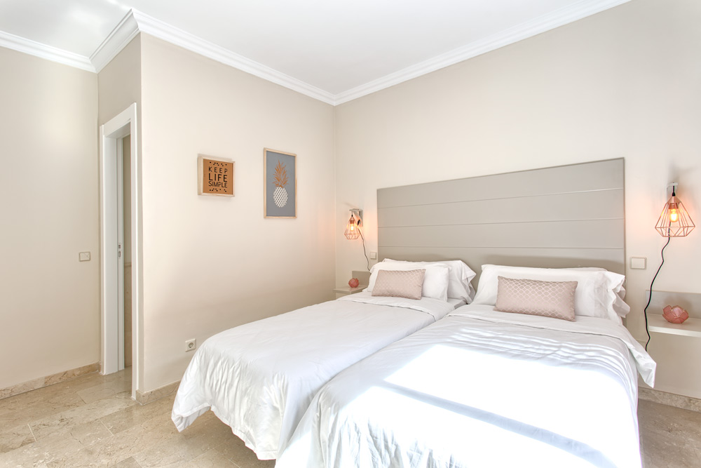 6 bedrooms, wifi, NETFLIX, bbq, heated pool, sauna. Steps walk to Puerto Banus.