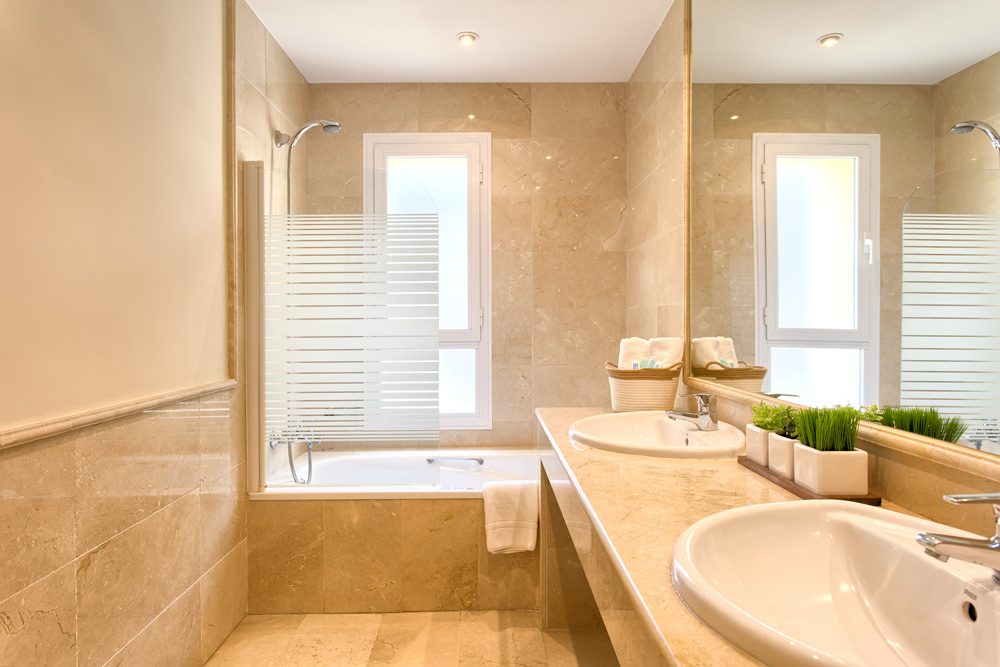 6 bedrooms, wifi, NETFLIX, bbq, heated pool, sauna. Steps walk to Puerto Banus.